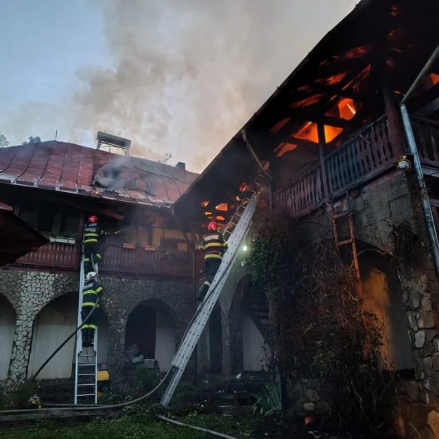 Incendiu devastator la mănăstirea Bisericani din Neamț: un bărbat s-a stins din viață carbonizat