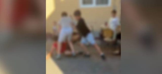Bătaie între copii în curtea unei școli din Caraș-Severin, Poliția intervine