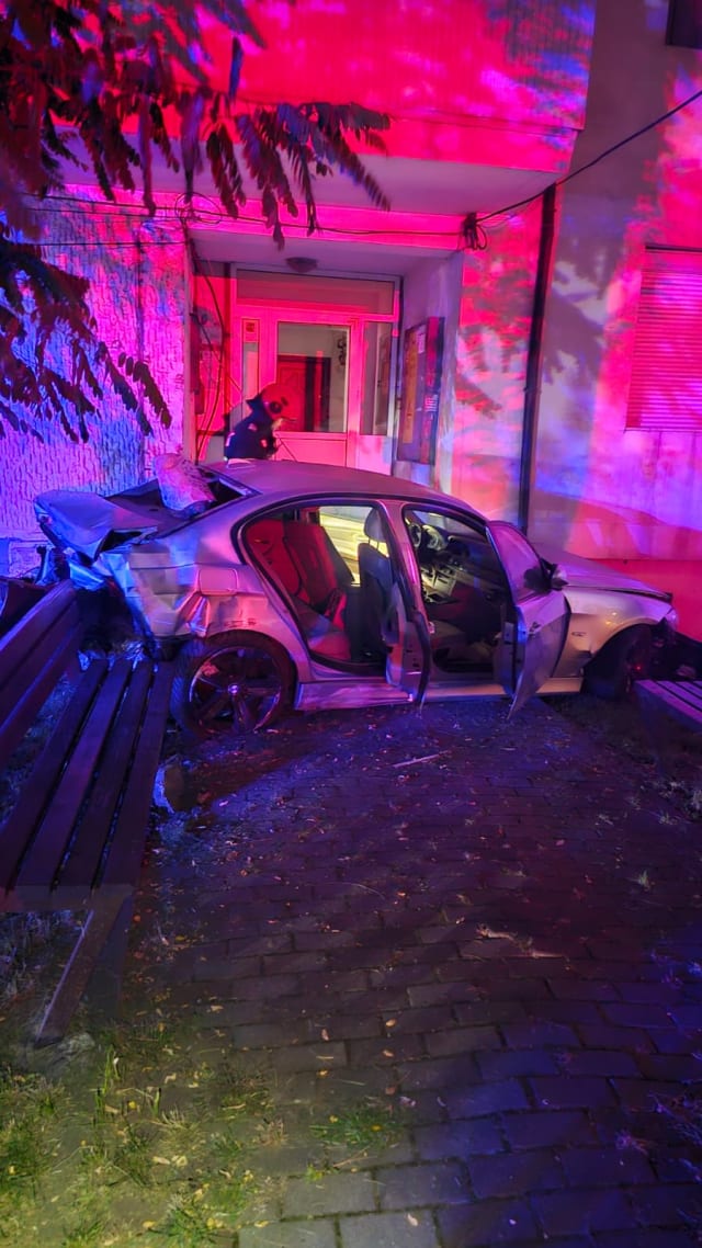 Un accident grav în Piatra-Neamț: o mașină a intrat în scara unui bloc, trei persoane au fost rănite
