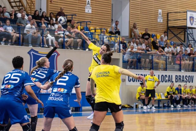 Handbal feminin: Corona Brașov a câștigat amicalul cu SCM Craiova