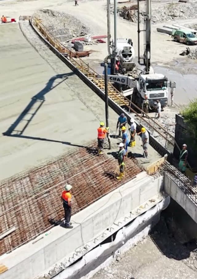 Noul pod de pe DN1A de la Brădet a prins contur: a fost turnată placa de suprabetonare