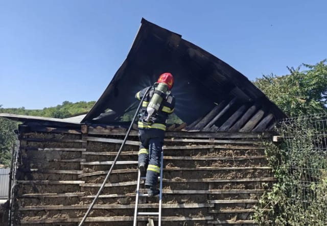 Incendiu devastator în comuna Pâncești: o casă arsă complet din cauza unui scurtcircuit electric