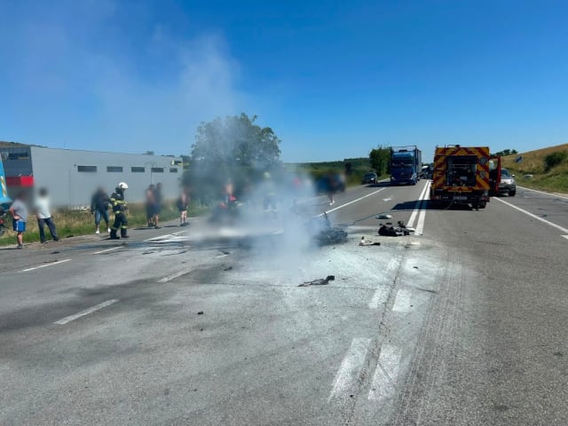 Un accident grav în Cluj! O motocicletă s-a izbit de un TIR și a luat foc, șoferul s-a stins din viață
