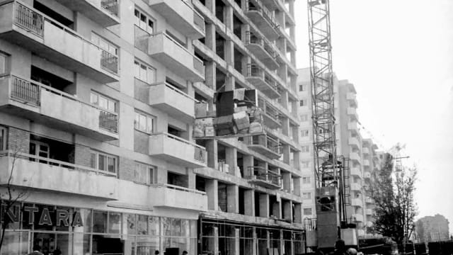 Mobilă urcată cu macaraua în apartamentul de bloc neterminat pe Calea Moșilor în București