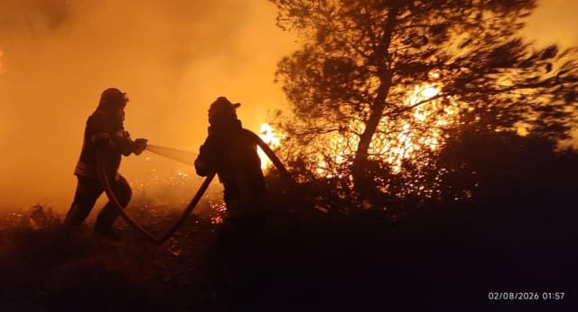 Pompierii români au luptat toată noaptea cu incendiile din Grecia, salvând animale și protejând localități