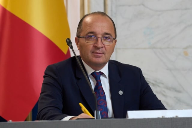 Petru Gabriel Negrea la birou