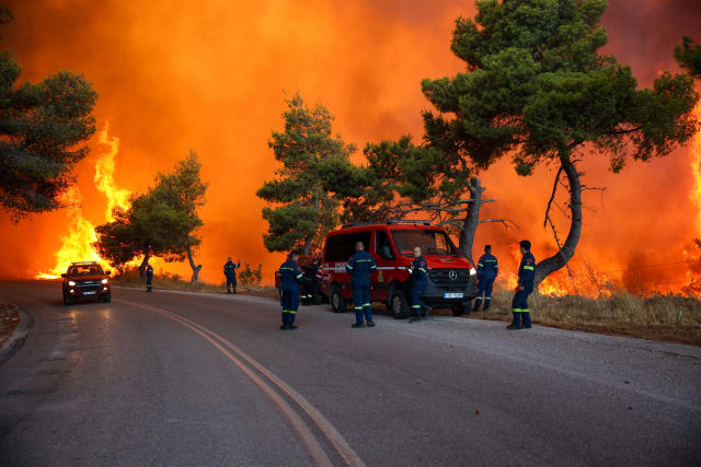 Pompierii români au intervenit toată noaptea în Grecia pentru stingerea incendiilor de proporții