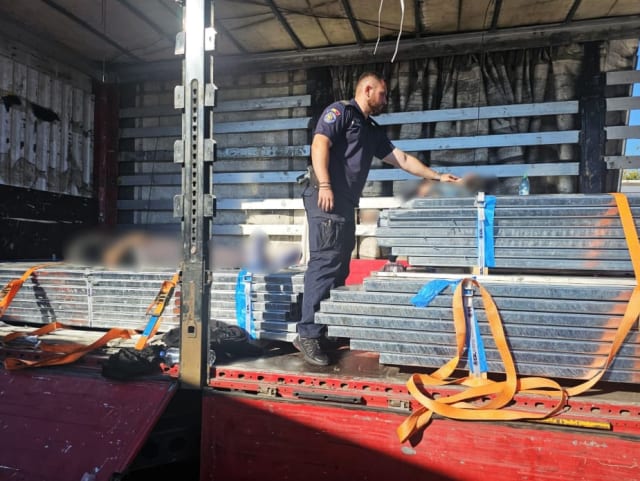 Doi migranți marocani, găsiți în stare de inconștiență în semiremorca unui TIR din Turcia, au intrat ilegal în România