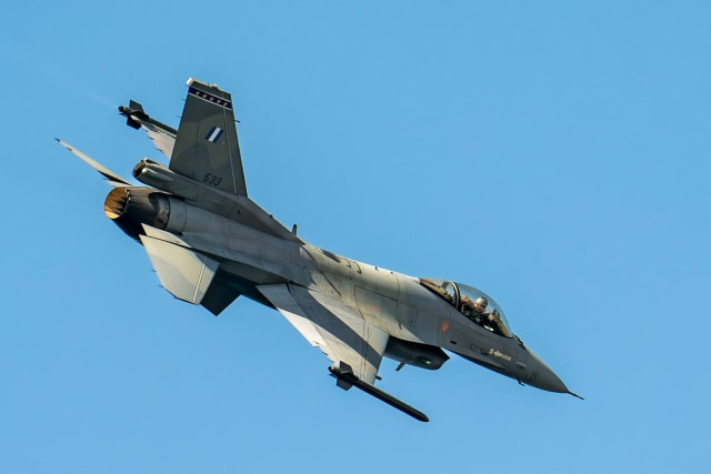 Două avioane F-16 au fost ridicate din Tulcea după detectarea unei ținte aeriene lângă Ucraina