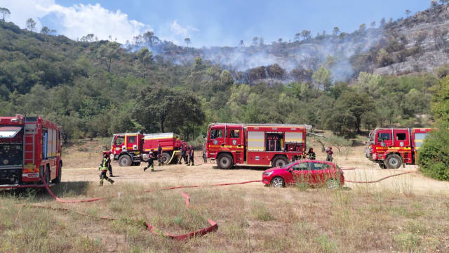 Pompierii români continuă intervențiile în Franța pentru stingerea incendiilor de vegetație în Departamentul Var