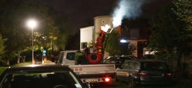 Echipaj de dezinsecție la Timișoara noaptea, pulverizând substanțe împotriva insectelor