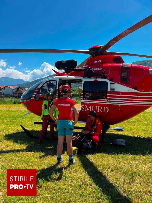 Două intervenții ale elicopterului SMURD în Piatra Craiului pentru salvarea unui turist epuizat și a unui adolescent rănit