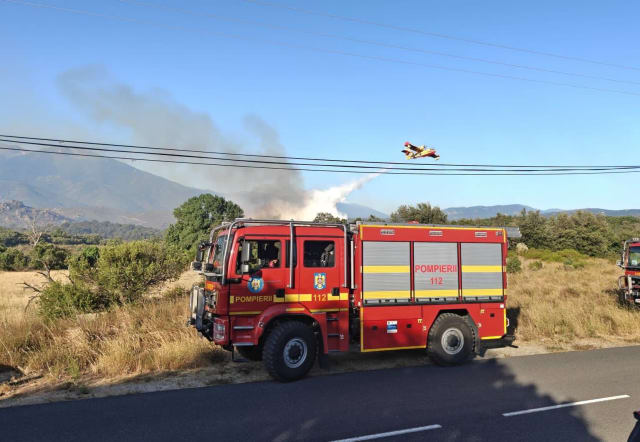 Pompierii români continuă intervențiile la incendiile de pădure din Franța duminică