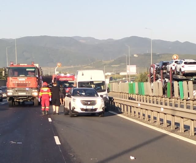 Un șofer clujean a provocat un accident grav pe A1! Patru victime, trafic blocat