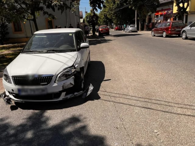 Un șofer de 76 de ani a intrat pe interzis și a lovit opt mașini la Râmnicu Sărat