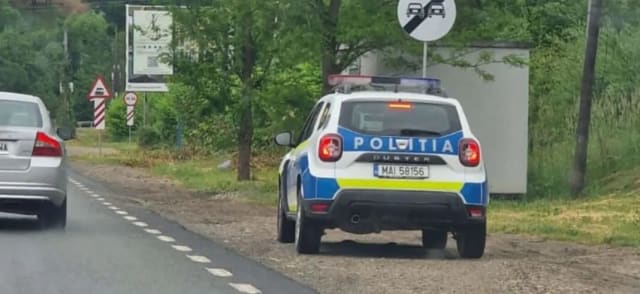 O adolescentă de 17 ani a lovit polițistul în cap cu o bâtă în Covasna