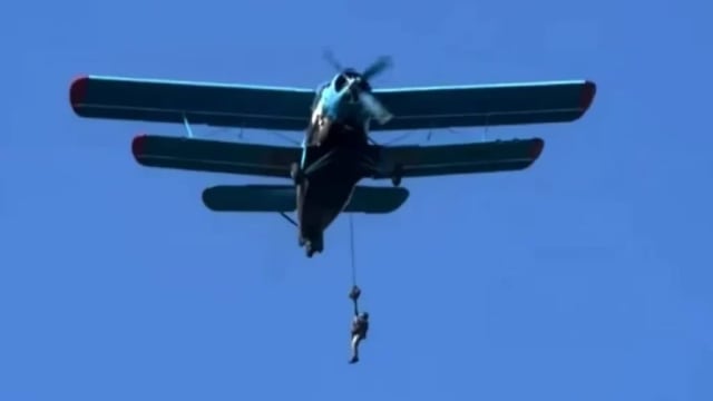 Un parașutist a rămas agățat de avion timp de două minute în timpul unui exercițiu la Buzău