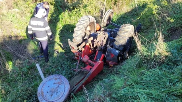 Un bărbat s-a stins din viață în județul Bacău după ce tractorul s-a răsturnat în Palanca