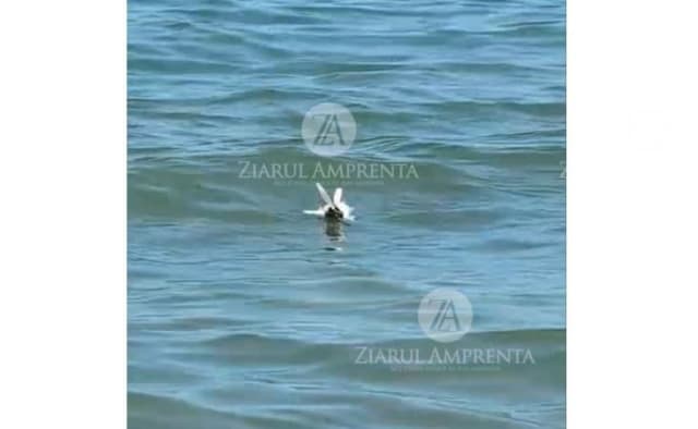 Polițiștii au ajuns pe plaja Crowne Plaza din Mamaia Nord după semnalarea resturilor de dronă