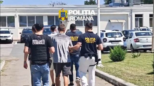 Doi tineri din Constanța, reținuți după ce au tâlhărit un bărbat și au furat telefonul și cardurile