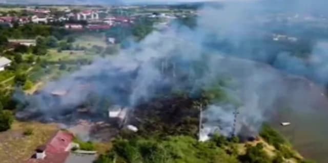 Pompierii din Onești și SVSU Târgu Ocna sting incendiu de vegetație pe strada Tăbăcari