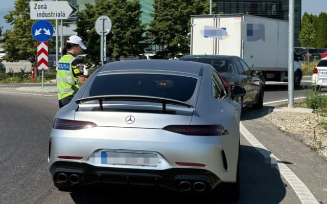 Polițiștii din Brașov au depistat aproape 100 de șoferi cu viteză excesivă, aplicând amenzi de 51.000 lei