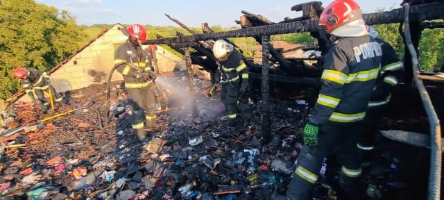 Incendiu devastator în Prăjești, Bacău: o locuință a fost mistuită de flăcări