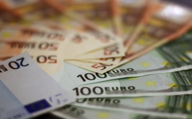 Leul s-a apreciat față de euro și dolar, cursul BNR indică scădere