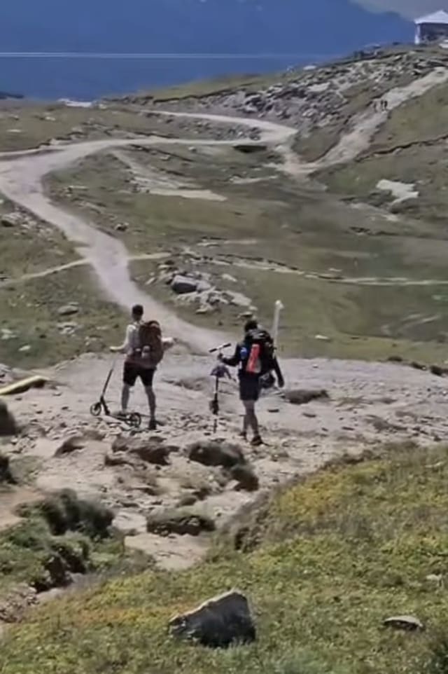 Doi tineri merg pe Platoul Bucegi cu trotinetele, Salvamont Prahova publică video