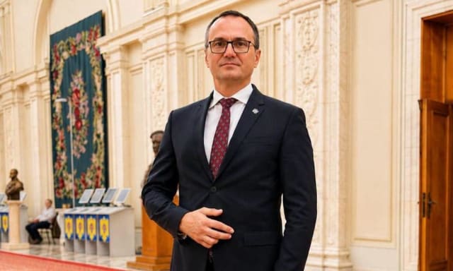 deputat Aurelian Cotinescu în discurs politic