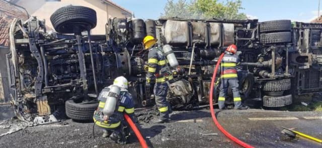 Camion cu hipoclorit răsturnat în Timiș: evacuare și scurgeri periculoase