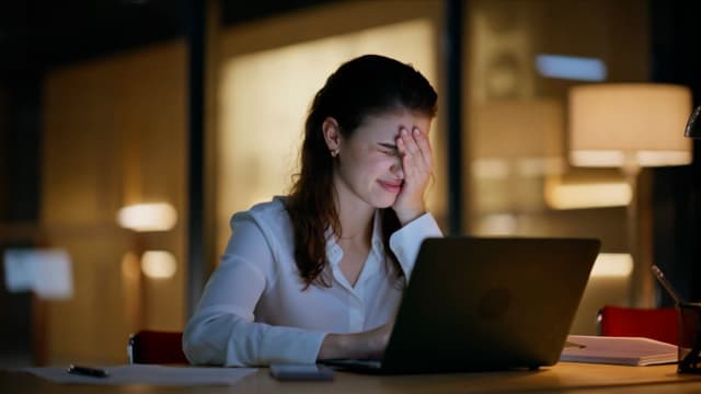 Cum afectează lipsa limitelor dintre muncă și viața personală programul constant de disponibilitate