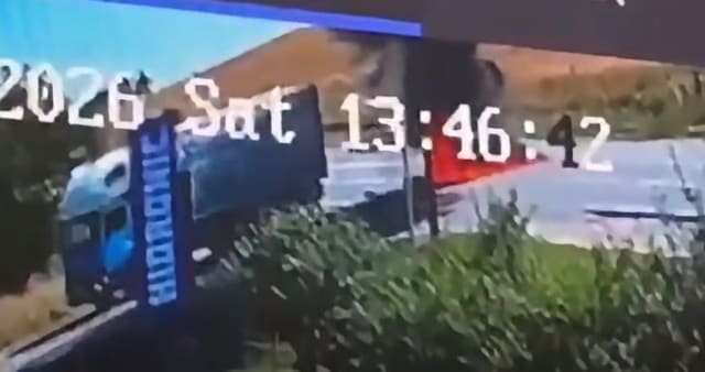 Moment tragic la Vâlcele: Motociclistul de 36 de ani a intrat în plin în TIR, apoi motocicleta a izbucnit în flăcări