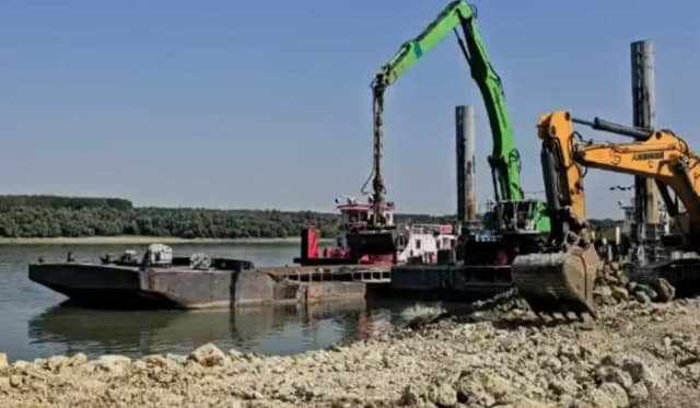 Primele două barje urmează să fie scufundate astăzi în Dunăre, anunță autoritățile