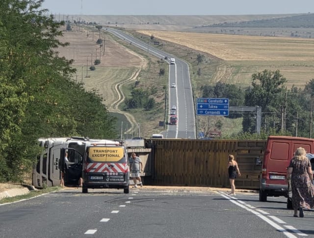 Un TIR s-a răsturnat pe DN 2A în zona Hanul Morilor, care a blocat traficul