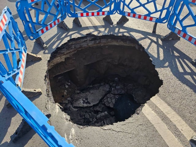 Carosabilul de pe Bulevardul Eroilor din București s-a surpat, groapa având trei metri adâncime