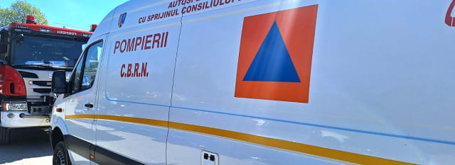 Autocamion cu hipoclorit s-a răsturnat la Coșava, autoritățile evacuează preventiv