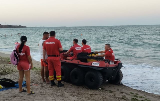 Autoritățile caută persoană dispărută în mare între Tuzla și Costinești, după ce au găsit caiac cu lucruri personale
