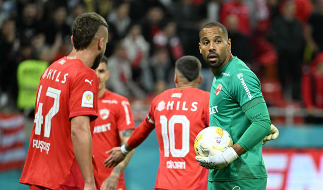 Devis Epassy, fost titular la Dinamo, ratează transferul în Cipru după operație