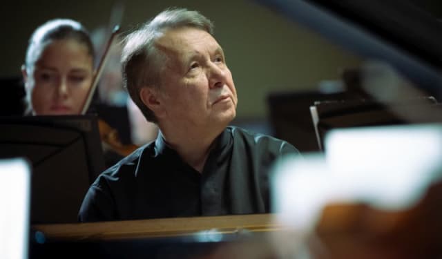 Mikhail Pletnev în concert, pianist, scenă filarmonică