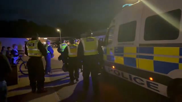Proteste față de imigrație în Marea Britanie: polițistă mușcată grav, 5 bărbați arestați
