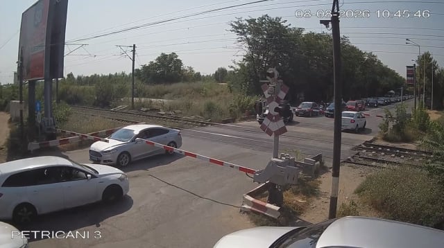 Șoferi surprinși între barierele de la Petricani, după ce au forțat trecerea. Avertisment CFR