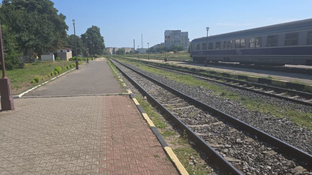 O tânără de 19 ani a fost lovită de tren în Gara Mangalia în timp ce traversa calea ferată cu căștile în urechi