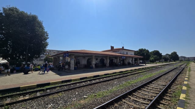 Accident feroviar în Gara Mangalia: O tânără a fost lovită de tren și transportată la spital