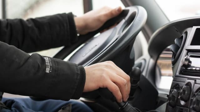 Șofer de 27 de ani, prins circulând cu 128 km/h în Brașov și testat pentru substanțe psihoactive