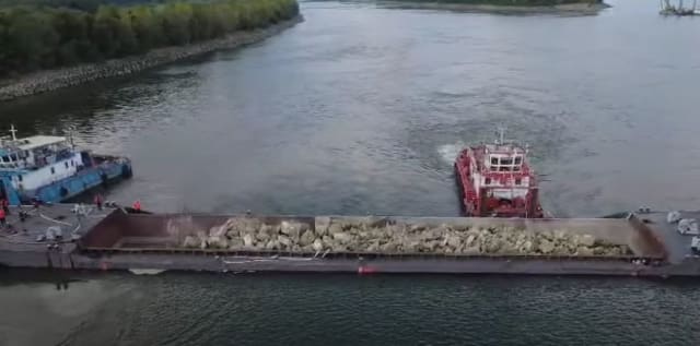 Operațiunea de scufundare a barjelor pe Dunăre a crescut nivelul apei la Cernavodă