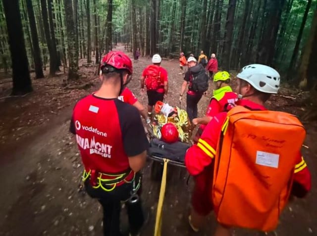 Două intervenții Salvamont în Valea Mălăești pentru salvarea a doi turiști accidentați