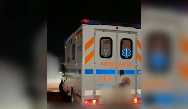 Trei tineri au fost reținuți în scandalul atacului asupra ambulanței din Recea Cristur și starea șoferului rănit
