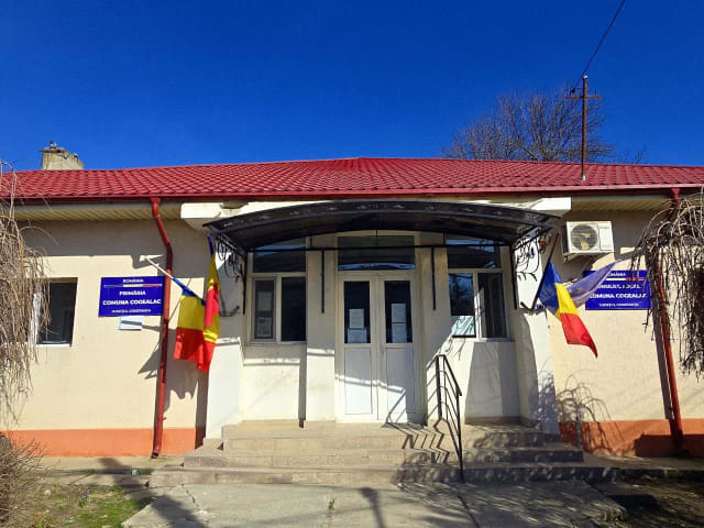 O firma GEODATA SERVICES SRL a încheiat contracte de zeci de mii de euro cu Primăria Cogealac