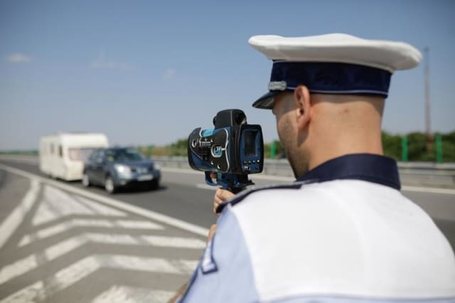 Polițiștii din Buzău au oprit un autoturism cu viteză excesivă pentru a ajuta tată mușcat de câine